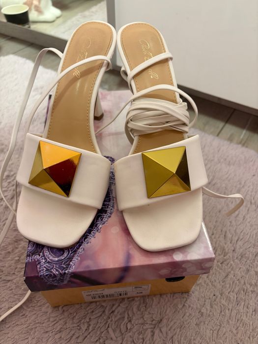 Дамски сандали на ток с връзки около крака