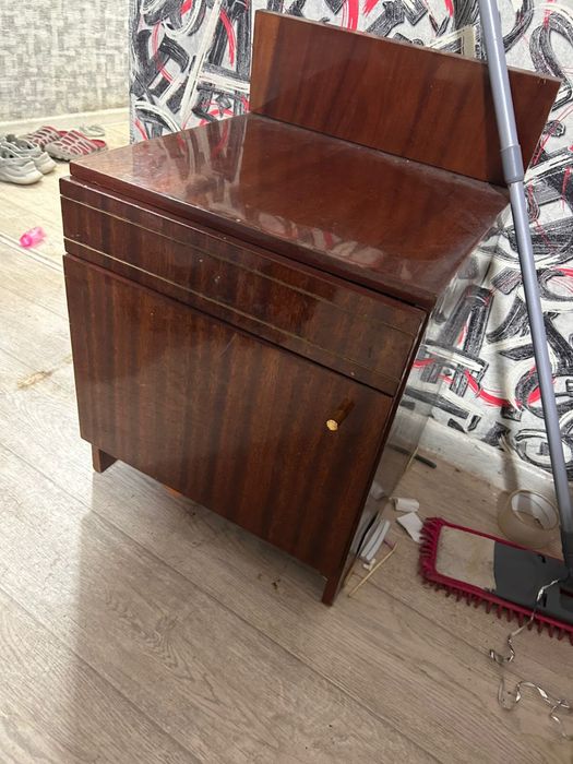 Продам тумбочку