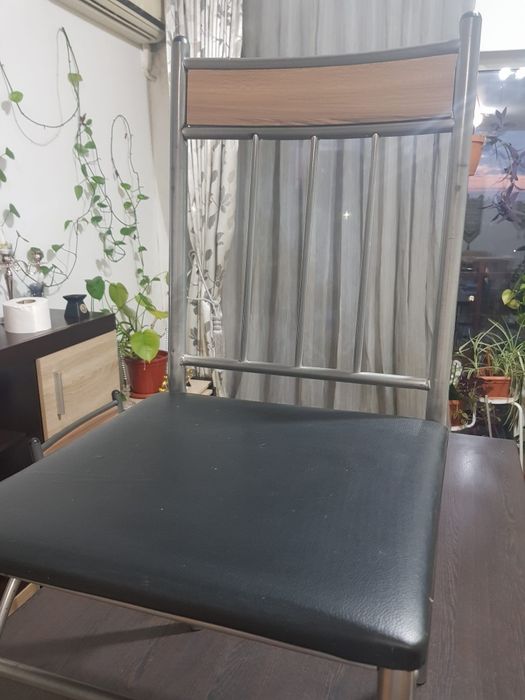 Masă de dining cu 4 scaune de vânzare (second hand)