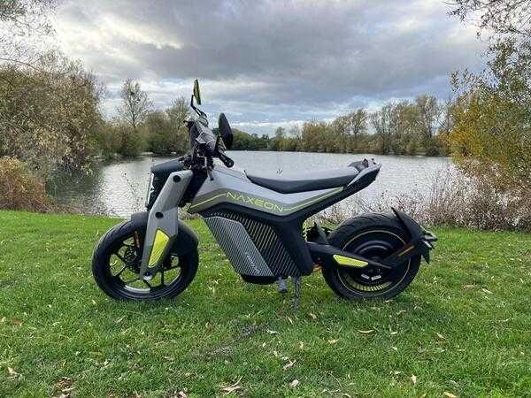 Продава се електрически мотоциклет Naxeon