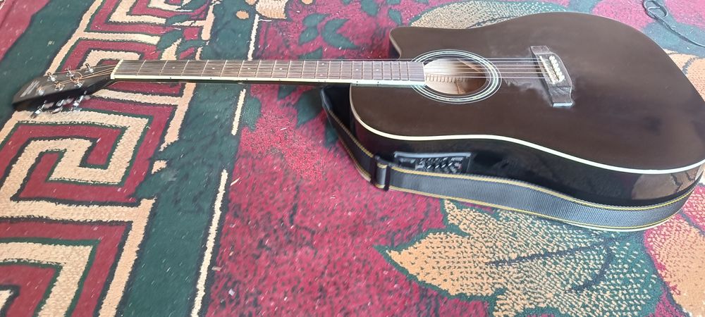 Akoustic gitara sotiladi