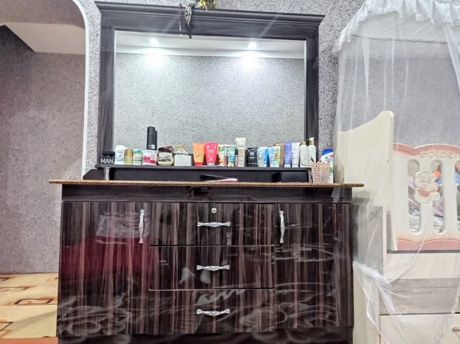 Спални гарнитур сотилади