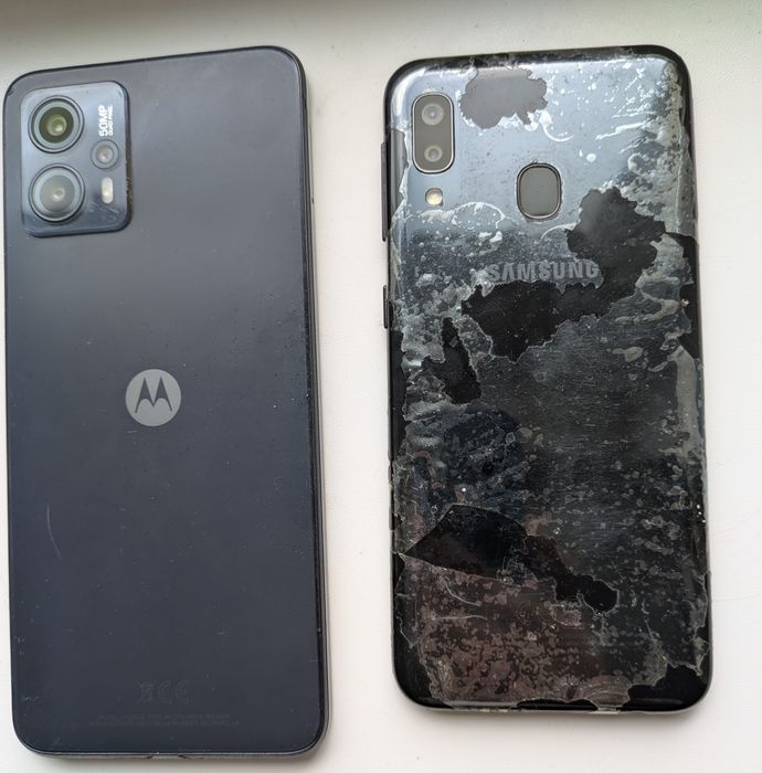 Două telefoane cu ecran spart Samsung A20e și Motorola G13, perfect functionale.