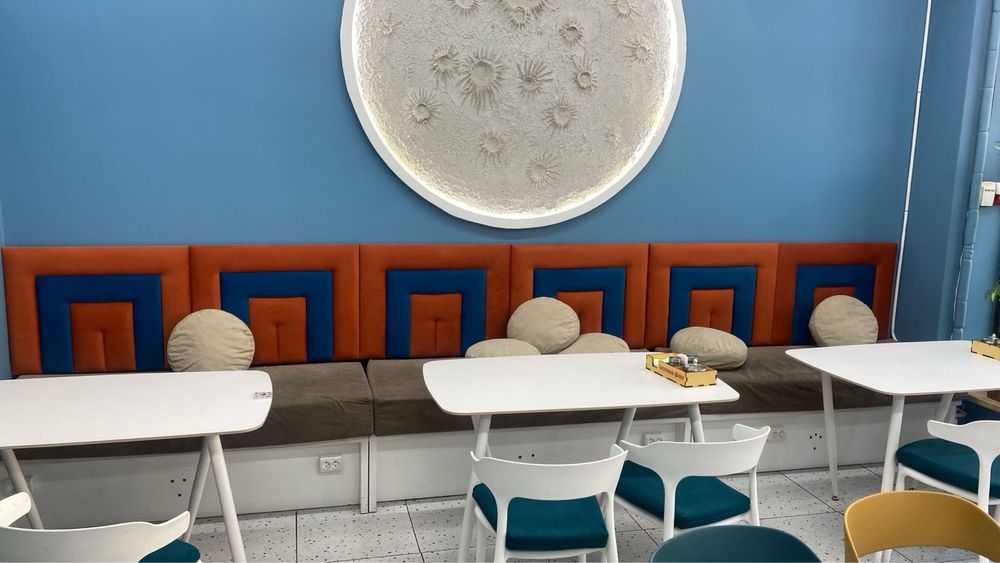 барные стулья, диван для кафе