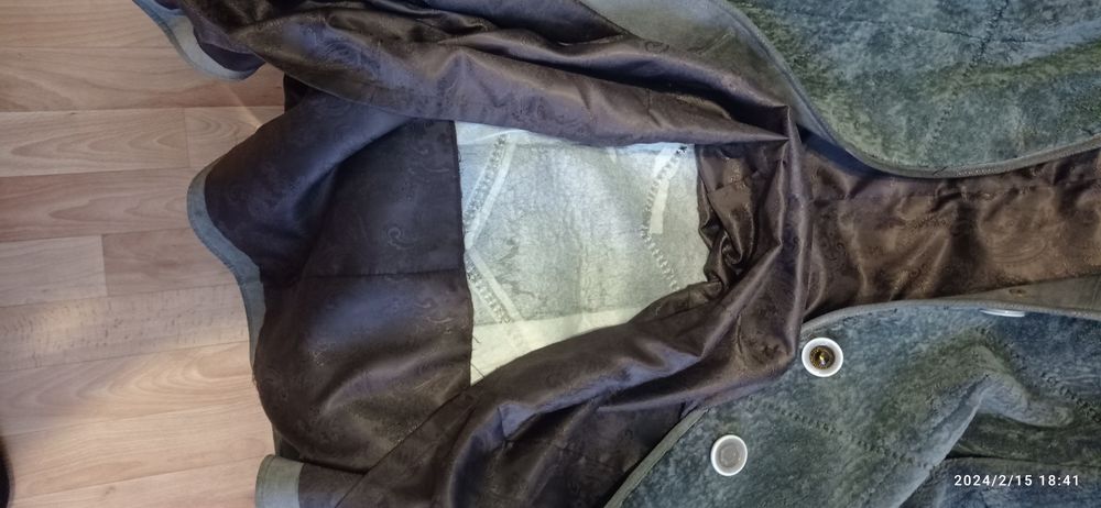 Продаю  женскую мутоновую шубу