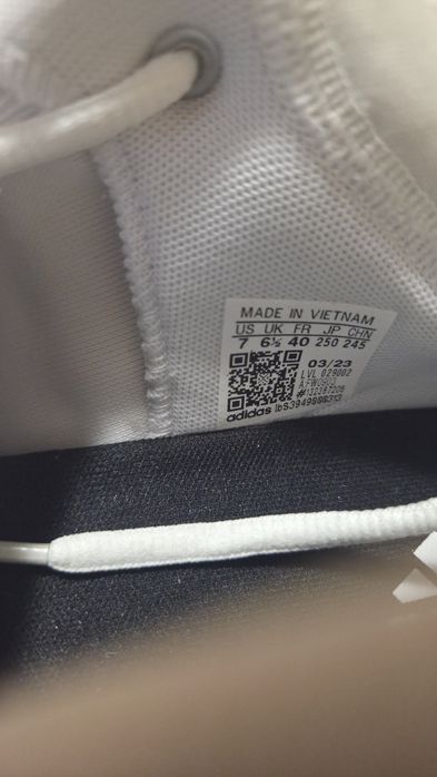 Кроссовки Adidas.