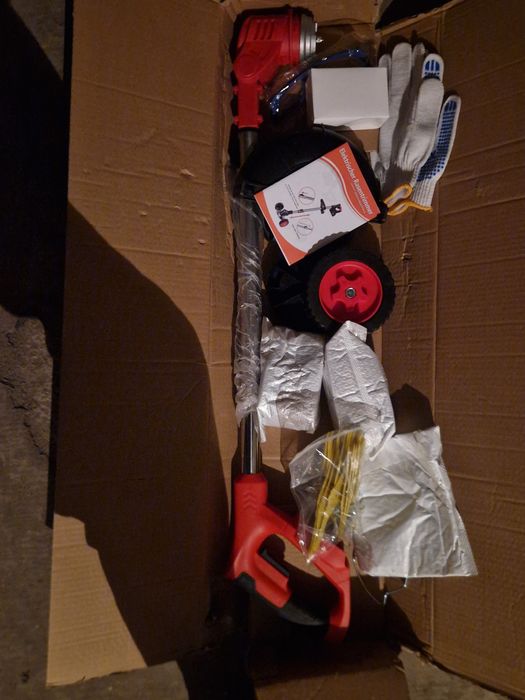 Trimmere fara fir, masa camping si plita pe gaz din sticla alba