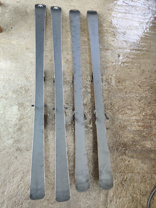 De vanzare 2 perechi de ski ,1 volki,2atomic