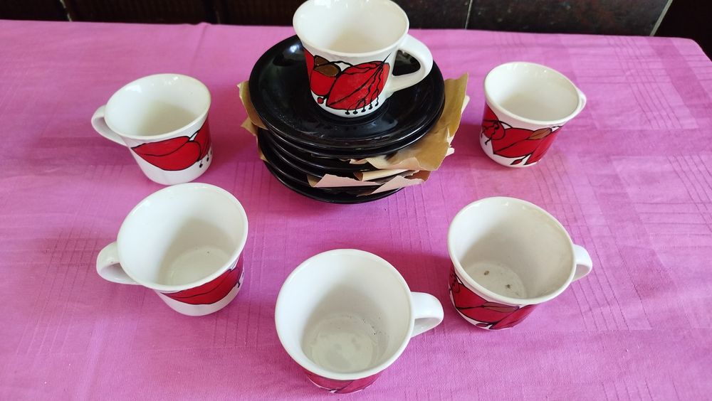 Сервиз за кафе черно, червено и бяло