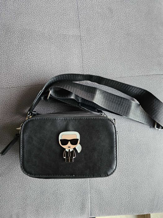 Чанта в черен цвят с регулируема дръжка