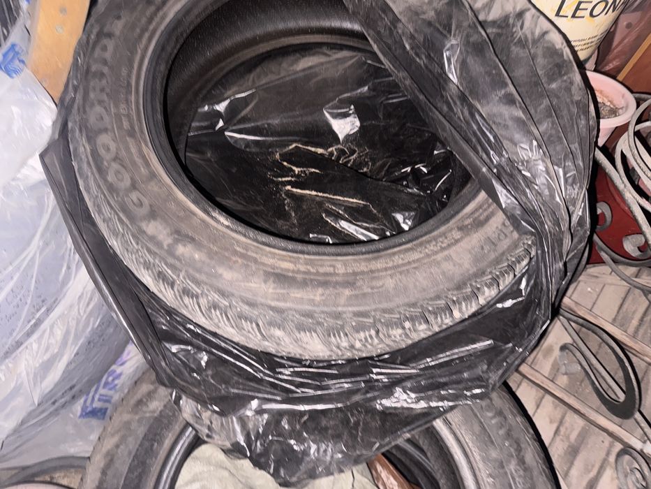 Продам шины 215 55 R17