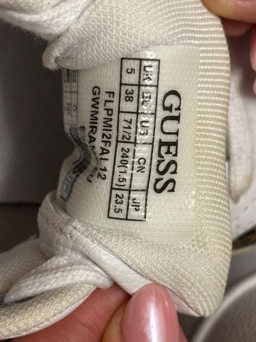 Adidași de vânzare