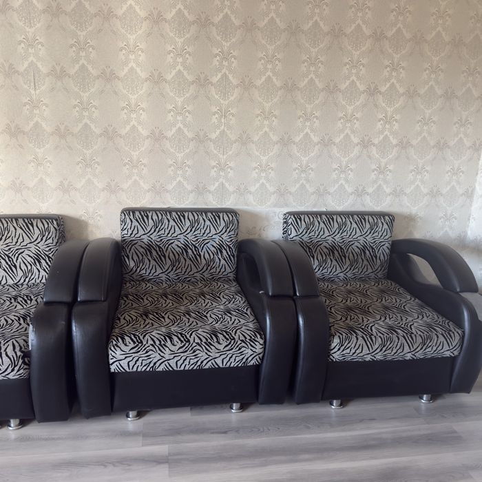 Продам диван с двумя креслами бу