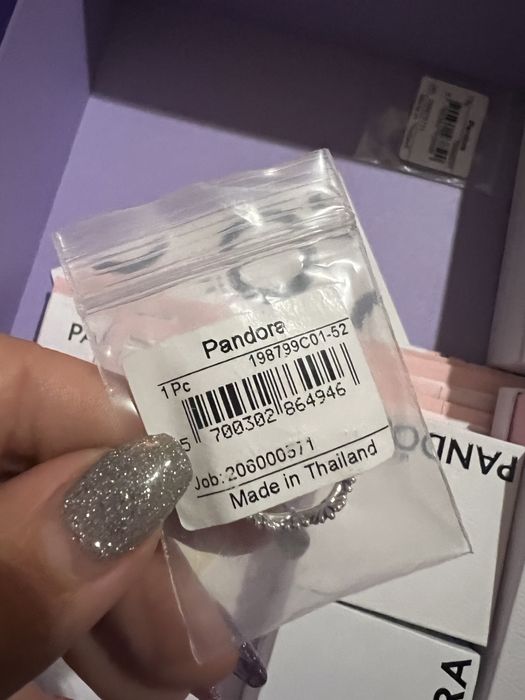 Предлагам различни бижута на Pandora всичките неща са със сертификат