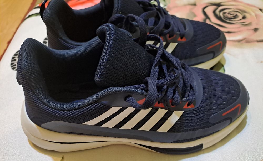 Vând urgent adidași  ultralon mărime 39