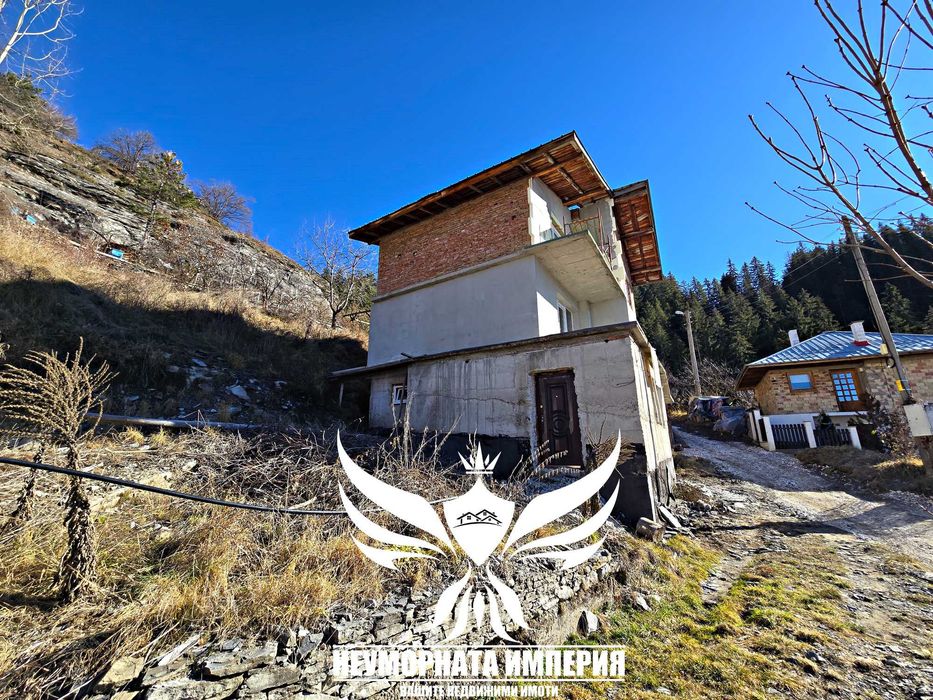 Триетажна къща с гараж и изолация 210РЗП с 564кв двор село Момчиловци