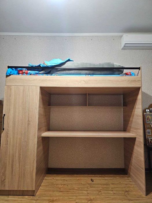 Двухэтажная кровать-стол — экономия места и денег!