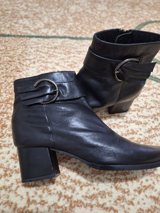 Vând  botine din piele