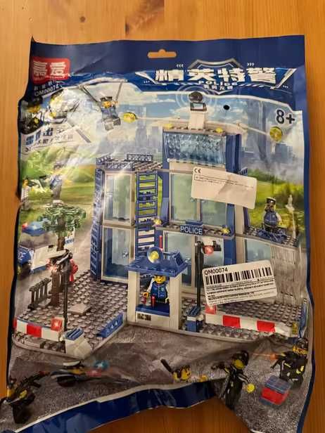 Set tip Lego Metropolitan Police cu 760 piese si 10 figurine