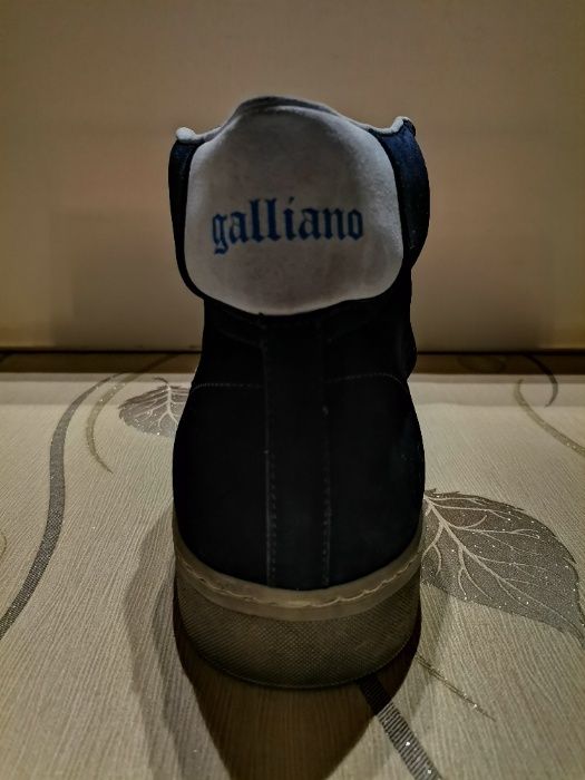 Продавам спортни обувки John Galliano