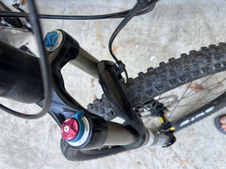 Bicicleta MTB carbon M pe 26’