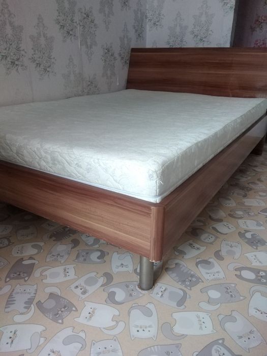 Продам кровать с матрасом.