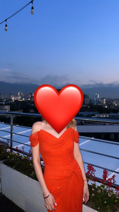 Вечернее платье кораллового цвета