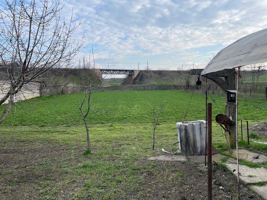 Taren cu casa de vanzare