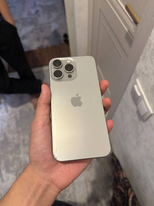 Iphone 15 pro max и отдам оригинальную  зарядку