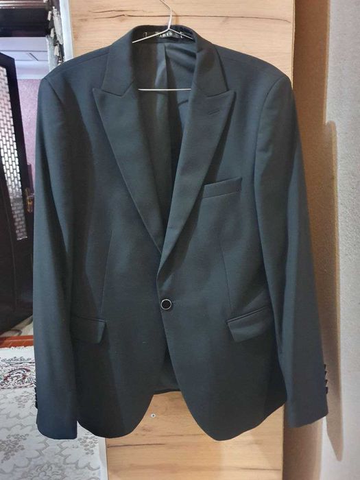 Kostyum-shim, oq ko'ylak, galstuk, tufli, palto