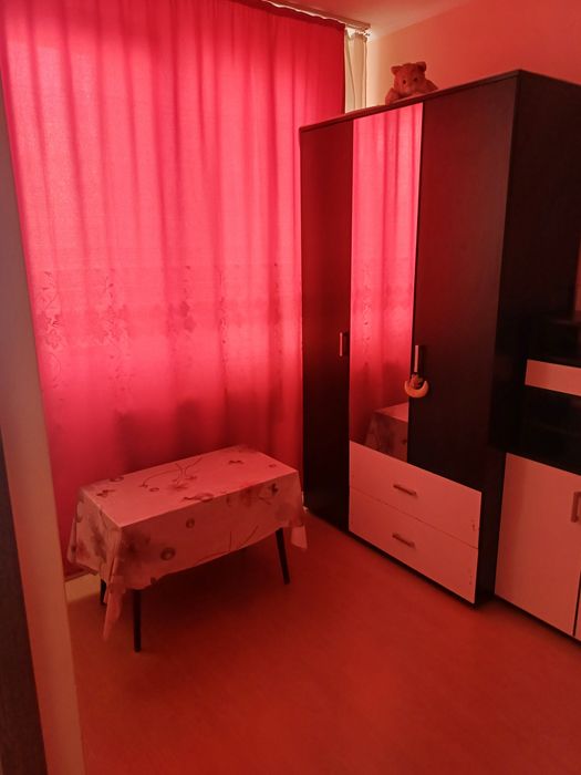 Închiriez apartament cu 2 camere