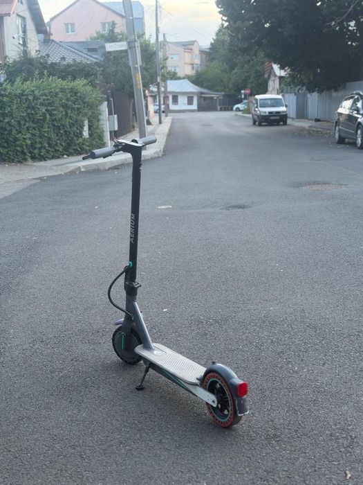 Trotinetă electrică cu ponire automată de pe loc