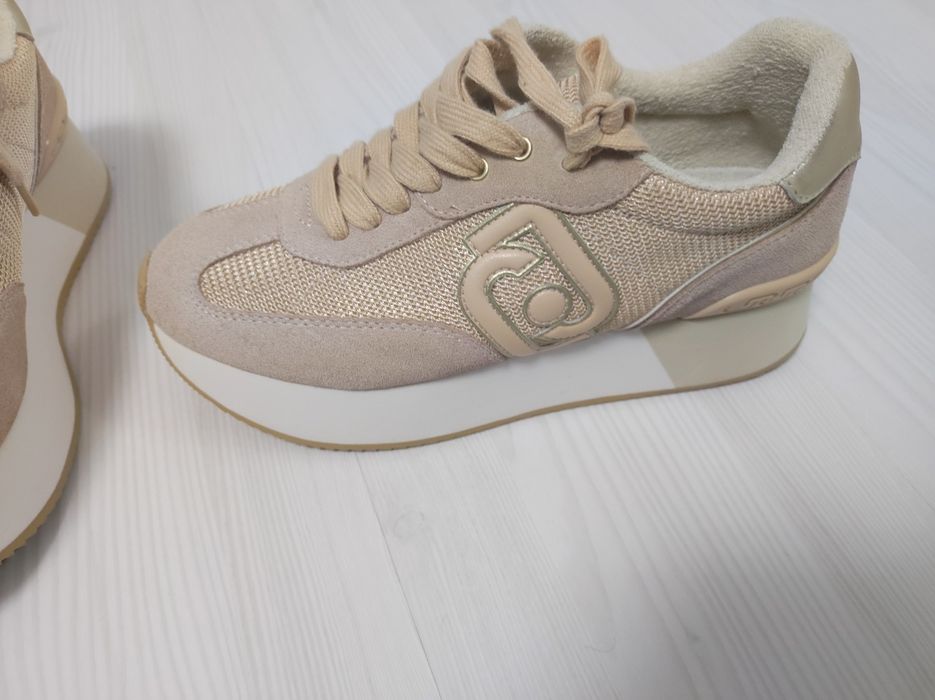 Adidași Nr 38.   ..