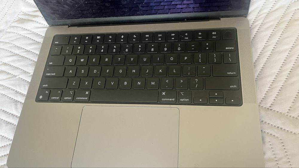 Mac book 14 pro на чипе m2 pro