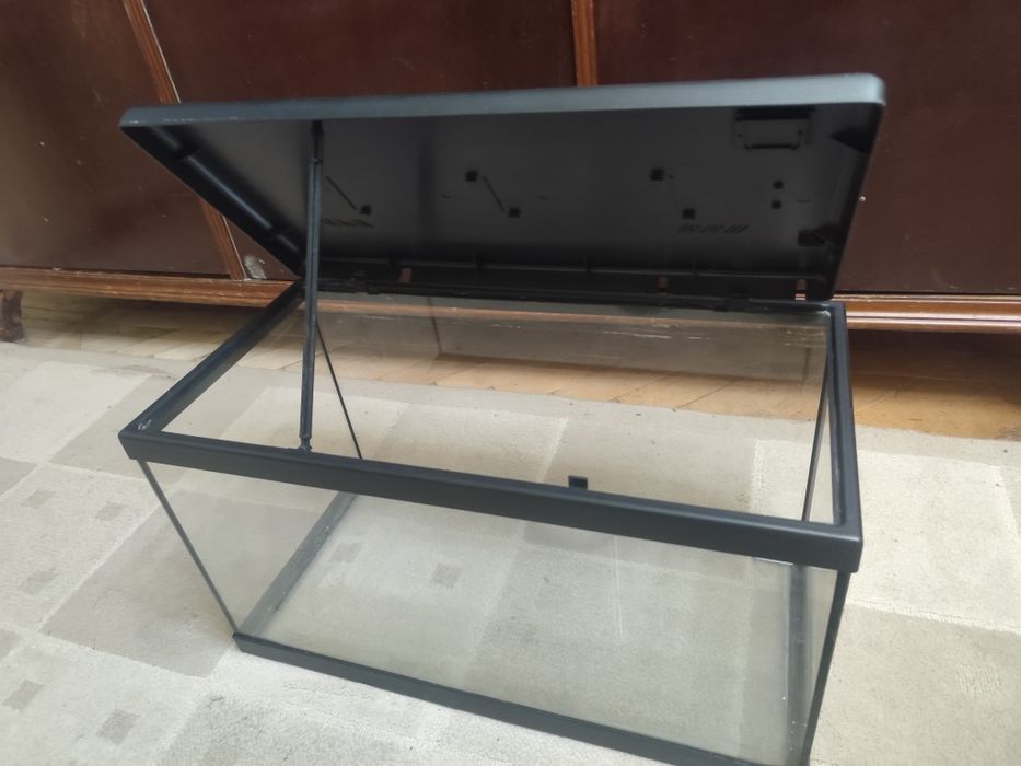 Vând acvariu de pesti