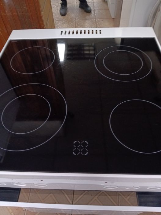 Свободно стояща печка с керамичен плот Gram 2 години гаранция!