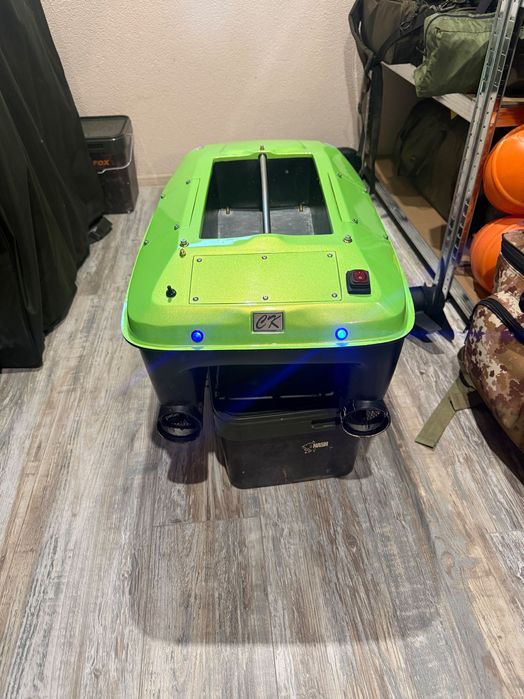 Шаранджийска лодка за захранка