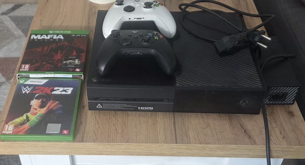 Xbox one 725gb cu 2 Manete