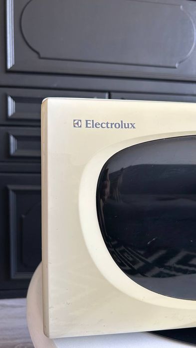 Микроволновая печь Electrolux требуется ремонт.