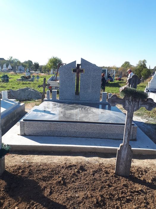 monumente funerare granit marmura.cavouri capace mormant