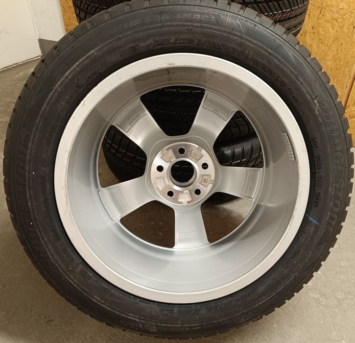 Оригинални нови джанти с гуми зимни 18 цола Audi A6 дот 2023г