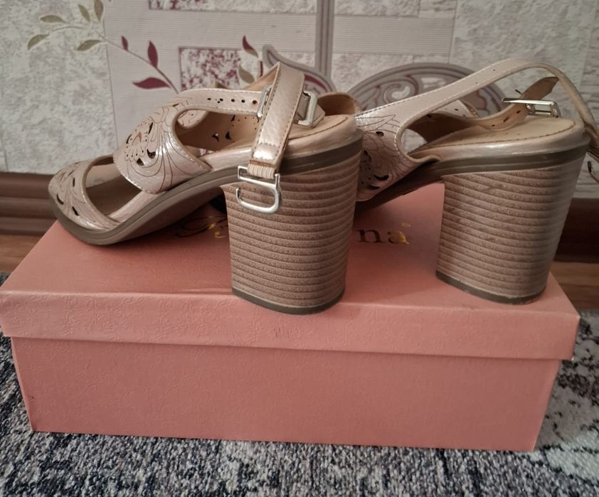 Продаю босоножки