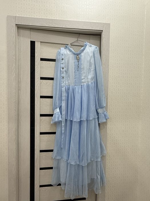 Красивая синий платья