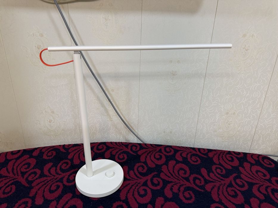 Xiaomi Mi LED Desk Lamp 1S — Ideal holatda