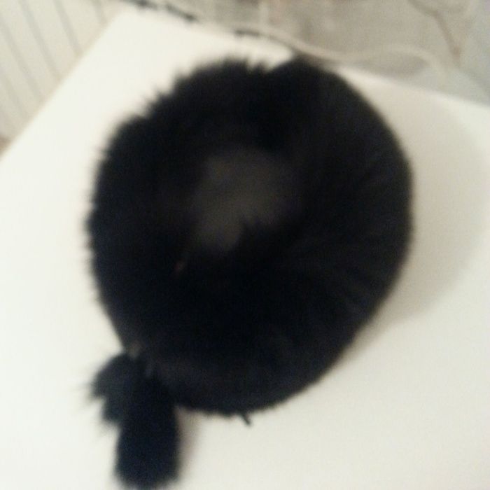 Caciula dama neagra blana naturala cu aplicatii la spate 61,5 cm