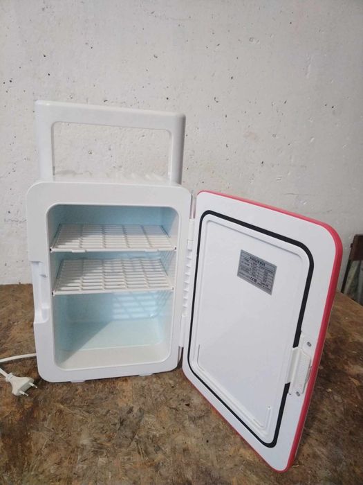 Мини хладилник COOLER BOX
с обем 8 литра / Cold 55W /Hot 45W
ниска кон