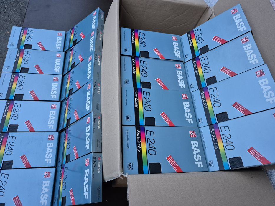 Vând lot 40 casete video VHS originale Basf, 240 minute cu filme

- 40
