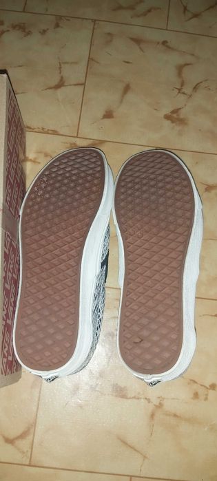 Продавам кецове unises Vans