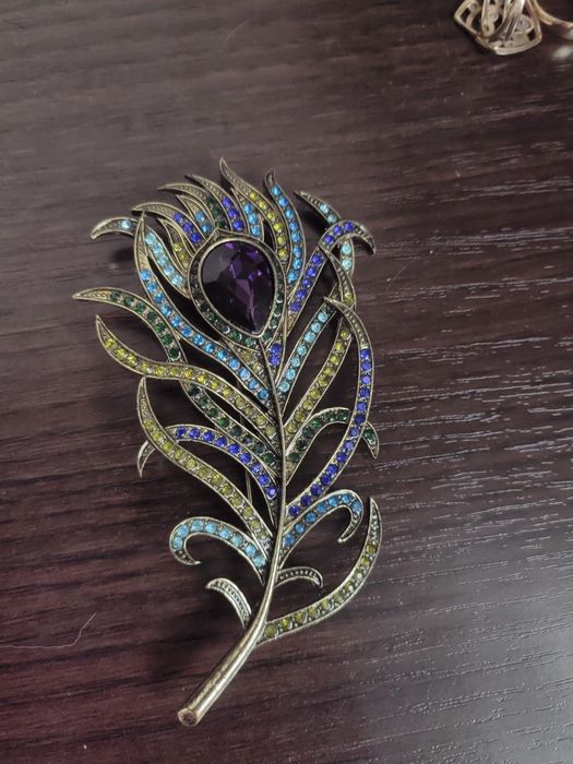 Продам брошь новую