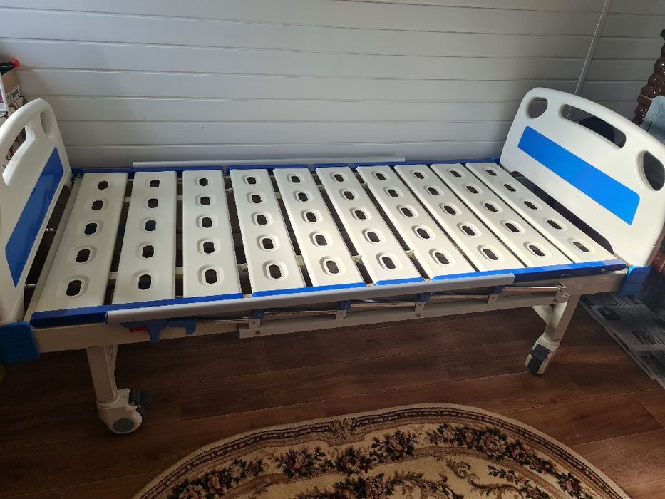 Pat de spital cu spătar rabatabil